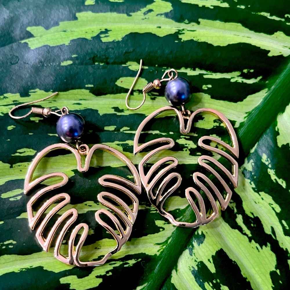 Monstera with Black Pearl Earrings